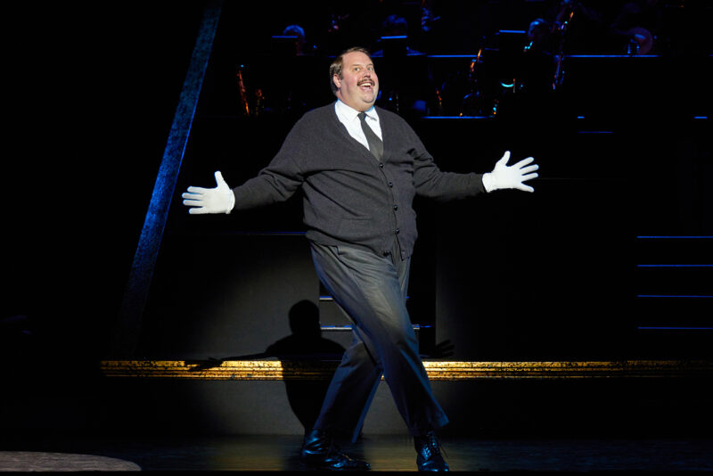 Brian Kalinowski as Amos Hart in Chicago